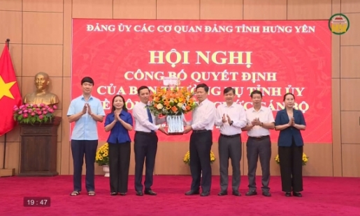 Công bố quyết định về công tác cán bộ 