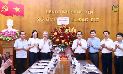Đồng chí Bí thư Tỉnh ủy chúc mừng Sở Giáo dục và Đào tạo nhân dịp năm học mới