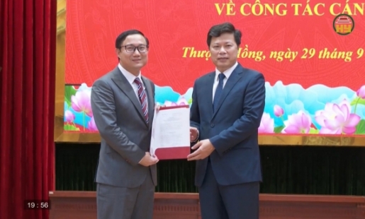 Trao các quyết định về công tác cán bộ