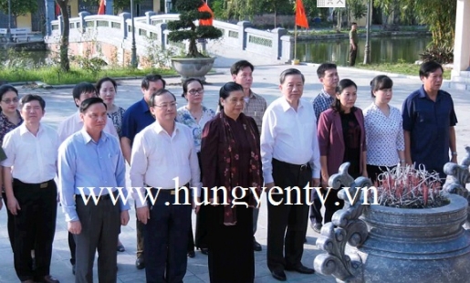 Phó Chủ tịch thường trực Quốc hội Tòng Thị Phóng dâng hương tưởng niệm Tổng Bí thư Nguyễn Văn Linh