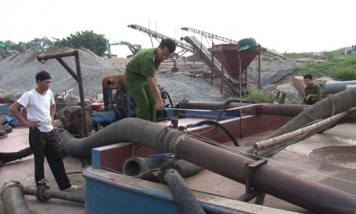 Hưng Yên: Bắt tàu khai thác cát trái phép trên sông Hồng