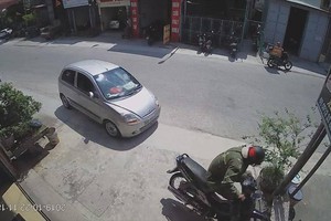 Video: Chuyển hướng đột ngột, tài xế ô tô hạ gục xe máy