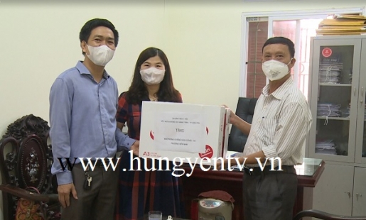 Cô giáo làm gần 500 mặt nạ chắn giọt bắn tặng các chốt phòng chống dịch