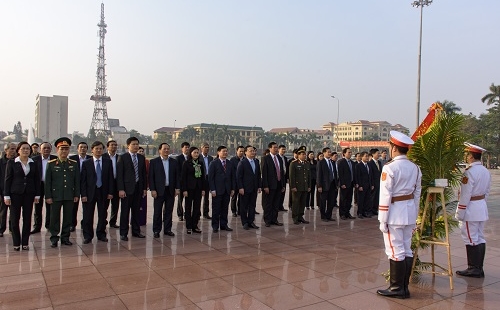 Hình ảnh lãnh đạo tỉnh Hưng Yên dâng hương, dâng hoa dịp kỷ niệm 185 năm thành lập tỉnh