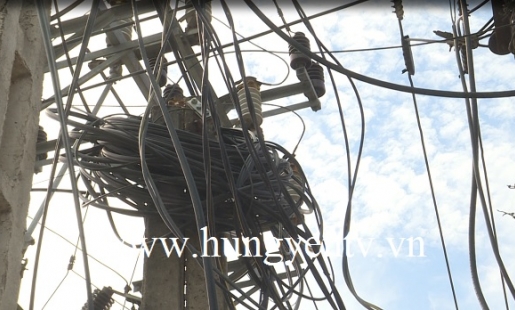 Văn Giang: Nguy hiểm từ dây điện, dây cáp chằng chịt 