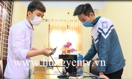 2 học sinh ở Hưng Yên sáng chế bình đựng nước rửa tay khô tự động