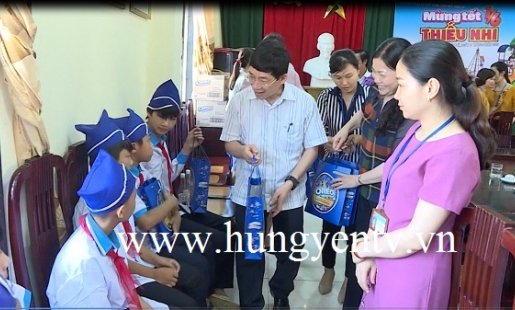 PBT Thường trực Tỉnh ủy Nguyễn Duy Hưng tặng quà trẻ em nhân ngày Quốc tế thiếu nhi 1/6