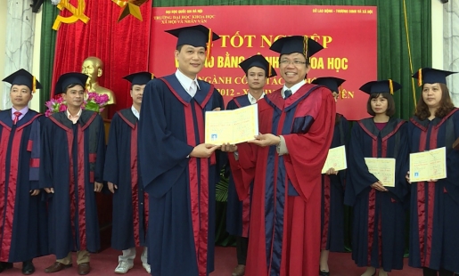 Trao bằng cử nhân ngành Công tác xã hội cho 49 học viên Hưng Yên