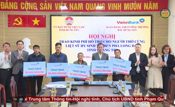 Tặng qu&agrave; cho người c&oacute; c&ocirc;ng tại x&atilde; Vũ Qu&yacute;