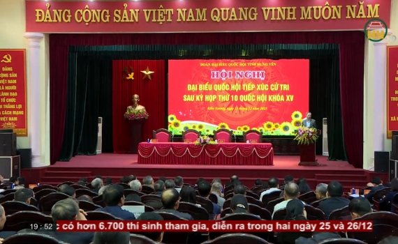 Tổng B&iacute; thư T&ocirc; L&acirc;m tiếp x&uacute;c cử tri tại x&atilde; Kiến Xương