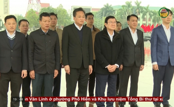 Nguy&ecirc;n Chủ tịch nước Trương Tấn Sang d&acirc;ng hương tưởng nhớ Tổng B&iacute; thư Nguyễn Văn Linh