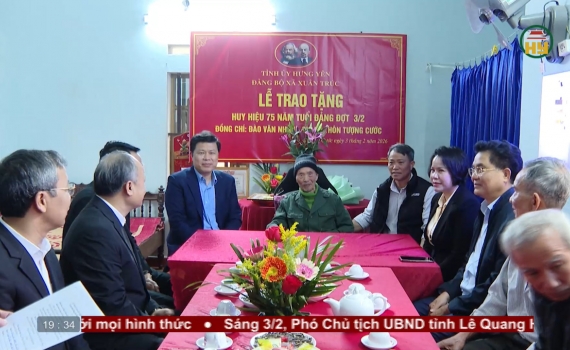 Trao Huy hiệu Đảng v&agrave; thăm, tặng qu&agrave; Tết