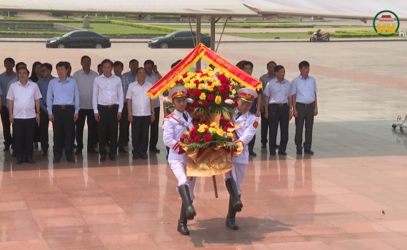 Dâng hương, dâng hoa tưởng nhớ Chủ tịch Hồ Chí Minh, Tổng Bí thư Nguyễn Văn Linh và tưởng niệm các anh hùng liệt sĩ