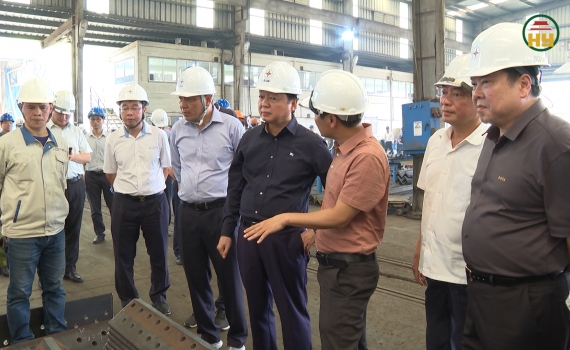 Phó Thủ tướng Chính phủ Trần Hồng Hà kiểm tra sản xuất cột điện phục vụ cho đường dây 500kV mạch 3 Quảng Trạch - Phố Nối