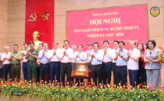 B&agrave;n giao nhiệm vụ B&iacute; thư Tỉnh ủy Hưng Y&ecirc;n