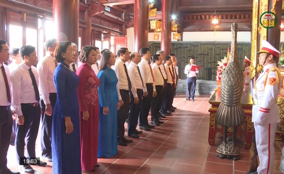 D&acirc;ng hương tưởng nhớ Chủ tịch Hồ Ch&iacute; Minh v&agrave; c&aacute;c Anh h&ugrave;ng liệt sĩ 