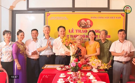 Trao Huy hiệu Đảng đợt 19/5