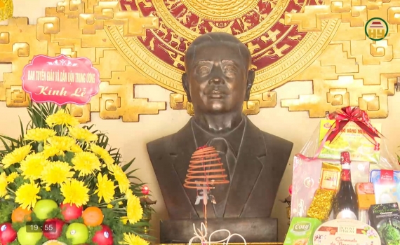 D&acirc;ng hương tưởng niệm Tổng B&iacute; thư Nguyễn Văn Linh