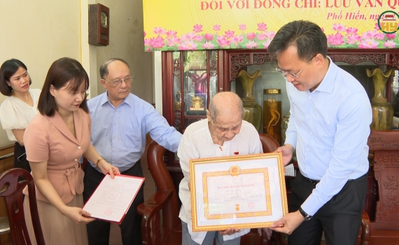 Trao Huy hiệu 80 năm tuổi Đảng 
