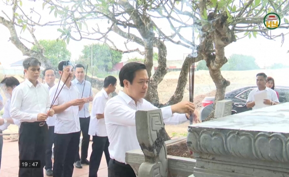 D&acirc;ng hương tưởng niệm tại di t&iacute;ch C&acirc;y đa La Tiến 