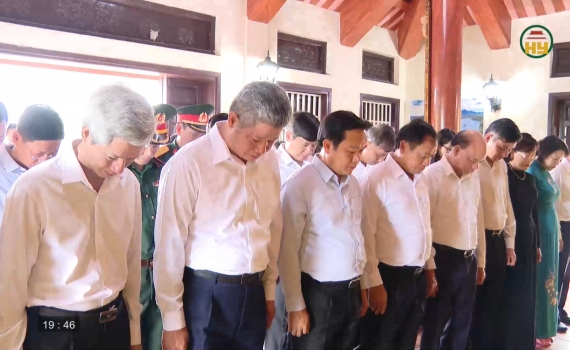 Đo&agrave;n c&aacute;n bộ tỉnh Hưng Y&ecirc;n d&acirc;ng hương tại một số nghĩa trang ở Quảng Trị v&agrave; H&agrave; Tĩnh