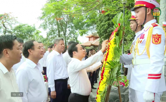 Đo&agrave;n c&aacute;n bộ tỉnh Hưng Y&ecirc;n d&acirc;ng hương tưởng niệm c&aacute;c anh h&ugrave;ng liệt sĩ tại Quảng Trị