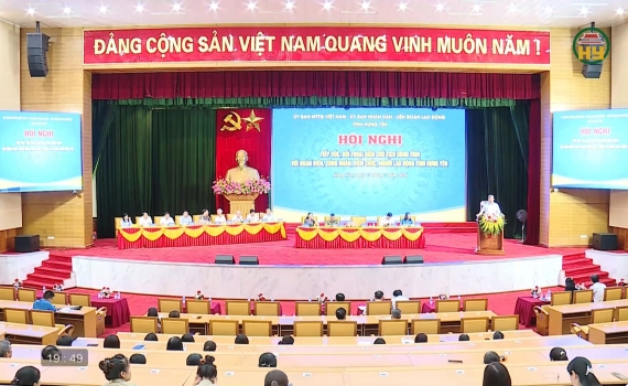 Tiếp x&uacute;c, đối thoại giữa Chủ tịch UBND tỉnh với người lao động