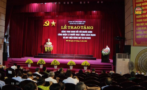 Trao bằng vinh danh v&agrave; Huy hiệu Đảng đợt 2/9
