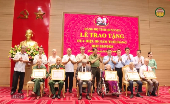 Trao Huy hiệu Đảng đợt 2/9