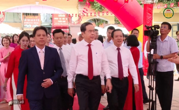Chủ tịch Quốc hội dự lễ khai giảng năm học mới tại Trường THPT L&ecirc; Qu&yacute; Đ&ocirc;n