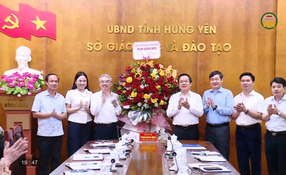 Đồng ch&iacute; B&iacute; thư Tỉnh ủy ch&uacute;c mừng Sở Gi&aacute;o dục v&agrave; Đ&agrave;o tạo nh&acirc;n dịp năm học mới