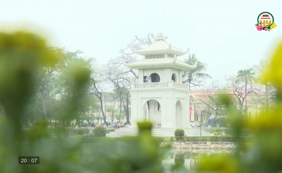 Hồ Bán Nguyệt – Điểm hẹn ngày xuân