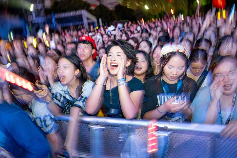 A group of people at a concert

AI-generated content may be incorrect.