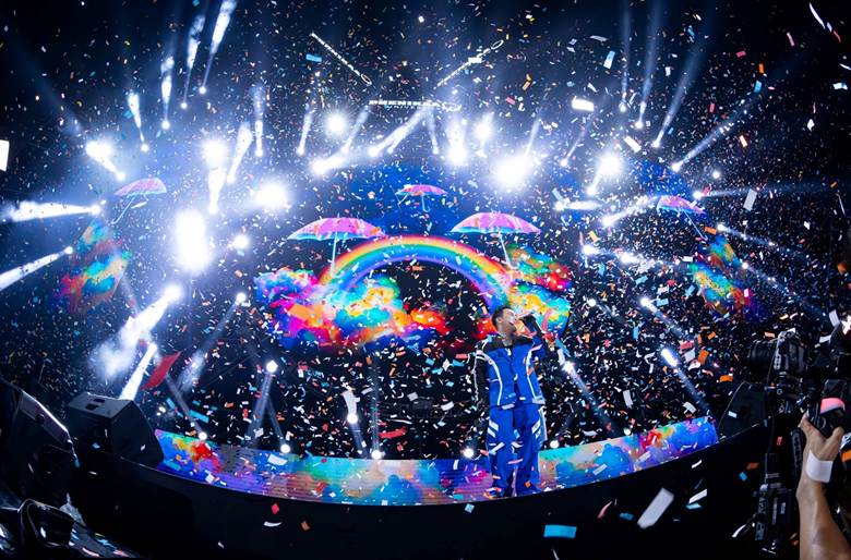 A person singing on a stage with confetti

AI-generated content may be incorrect.
