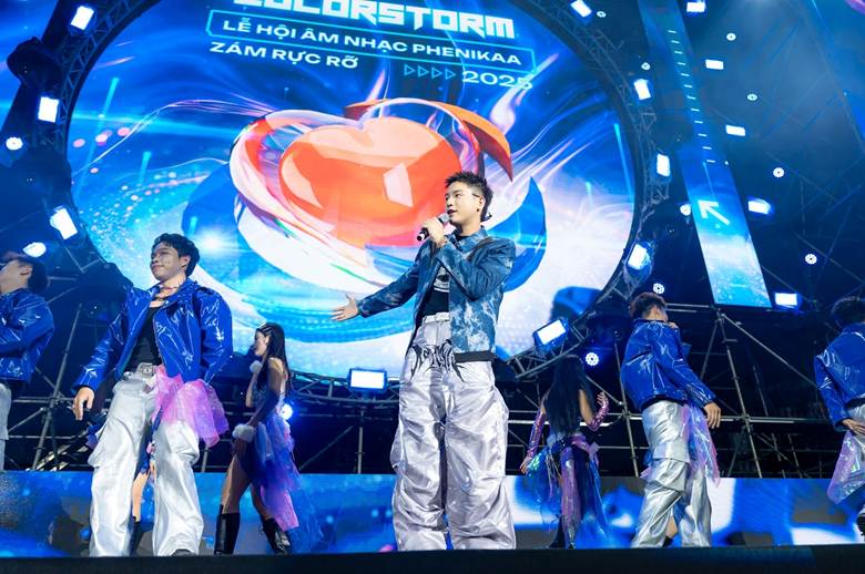 A group of people on a stage

AI-generated content may be incorrect.