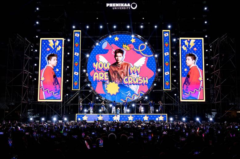 A stage with a crowd of people

AI-generated content may be incorrect.