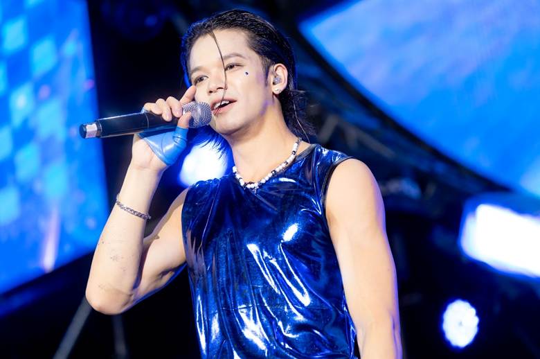 A person singing into a microphone

AI-generated content may be incorrect.
