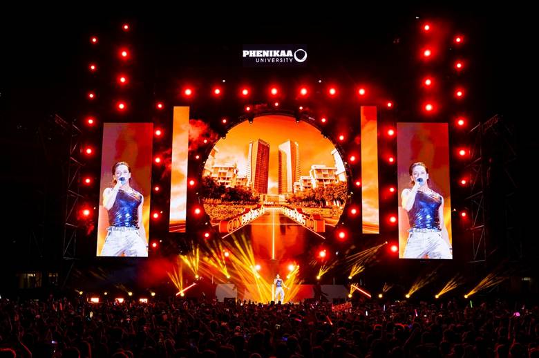 A stage with lights and a crowd of people

AI-generated content may be incorrect.