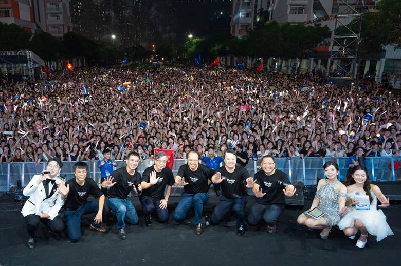 A group of people posing for a photo

AI-generated content may be incorrect.