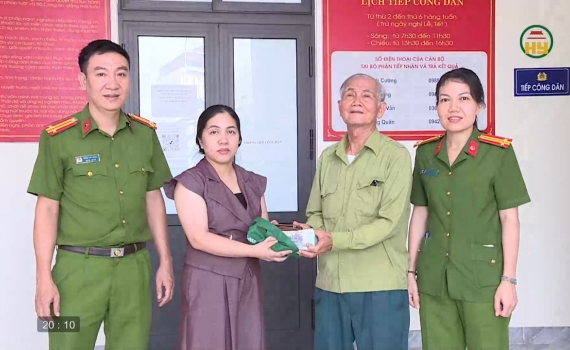 Nhặt được của rơi trả lại người đ&aacute;nh mất